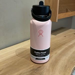 BNWT HydroFlask 32oz with wide mouth straw cap in dogwood